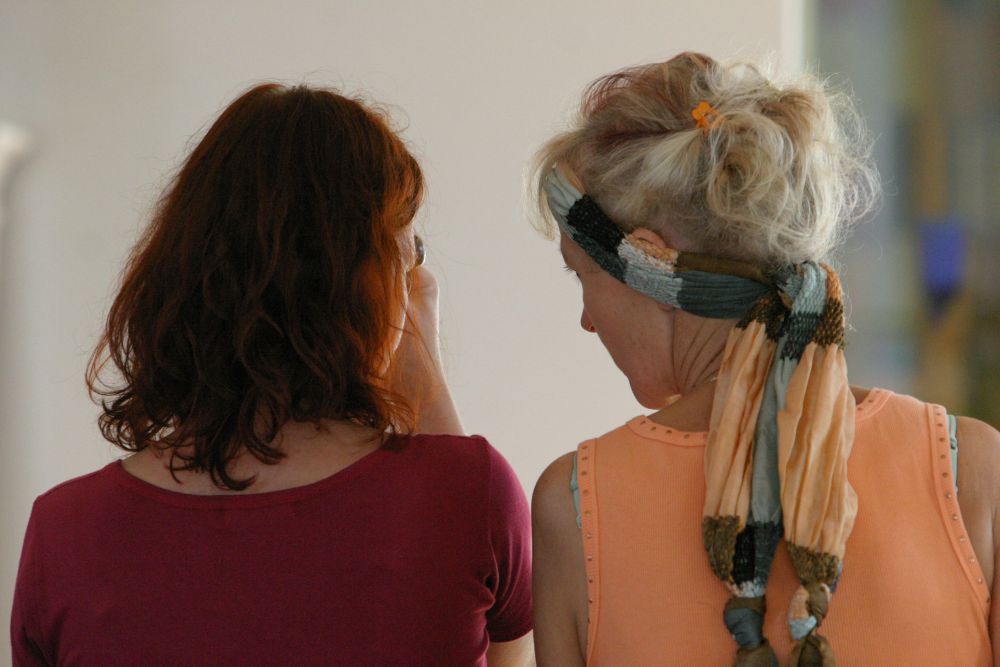 Zwei Frauen beim Coaching: Gesundheitscoach Ausbildung auf Grundlage der TCM in der TAO Touch Akademie in Bayreuth